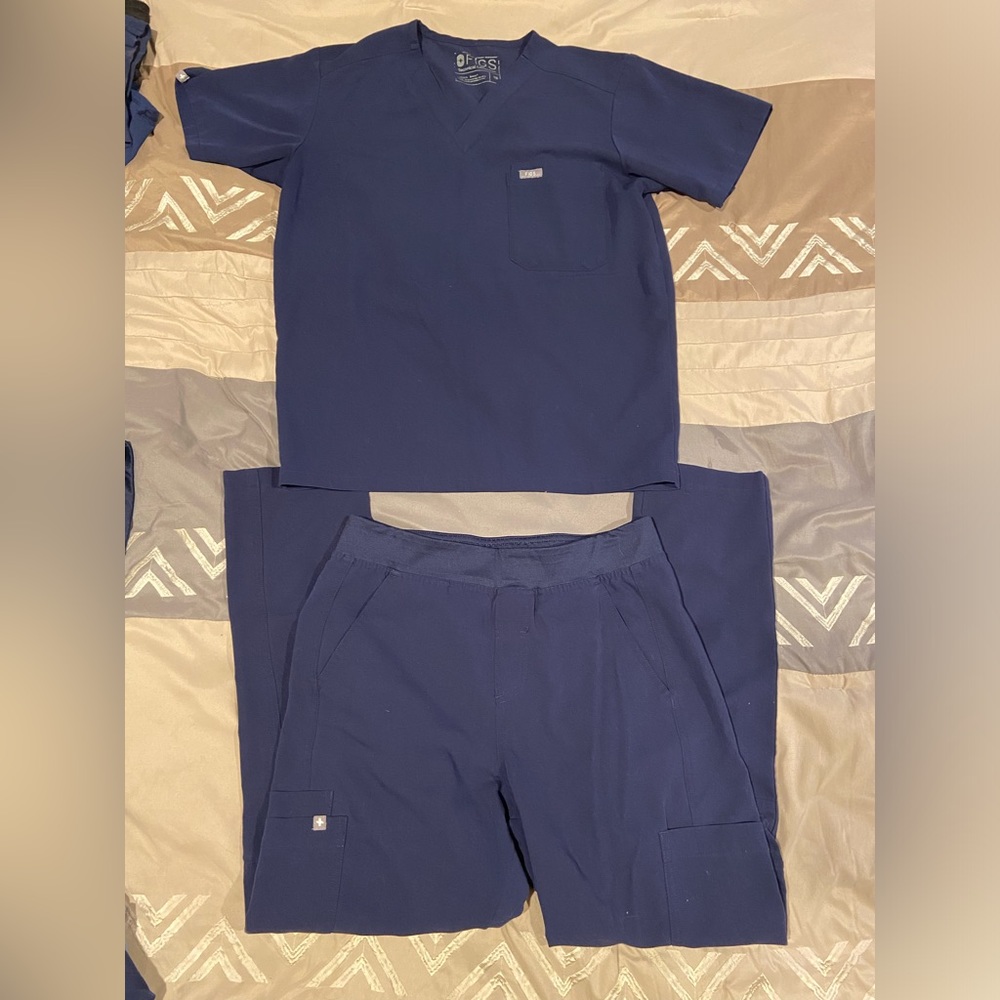 SOLD. Figs SP navy blue technical set: skinny pant + 1 pocket shirt